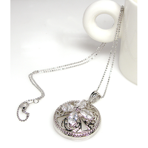 Stylish shield-flower cubic necklace / ME01