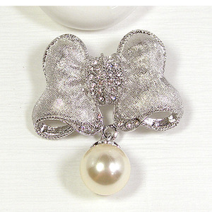 클래식 shiny ribbon pearl 브로치(아이보리) / ZL11